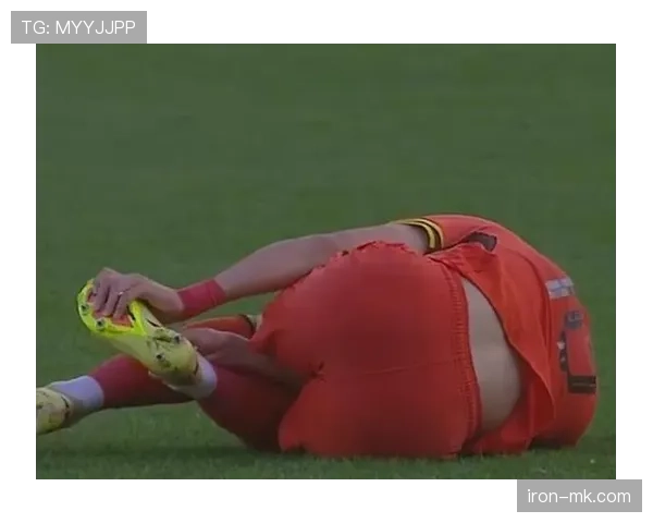 蹬踏动作是否构成红牌？裁判如何判定犯规严重性